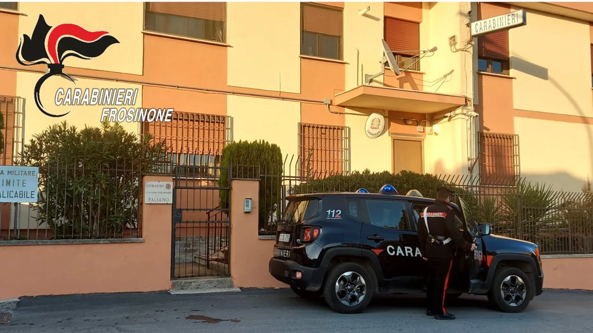 Paliano, gira in auto con due coltelli a serramanico: denunciato 53enne