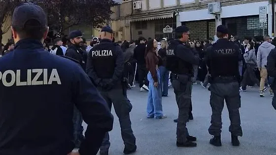 Sferra un calcio a un poliziotto dopo la manifestazione e finisce in Commissariato