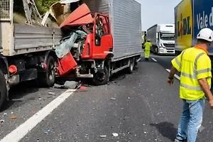Camion esce di strada e finisce contro un cantiere in A1