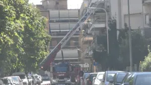 Cadono calcinacci in via Lombardia: chiusa la strada