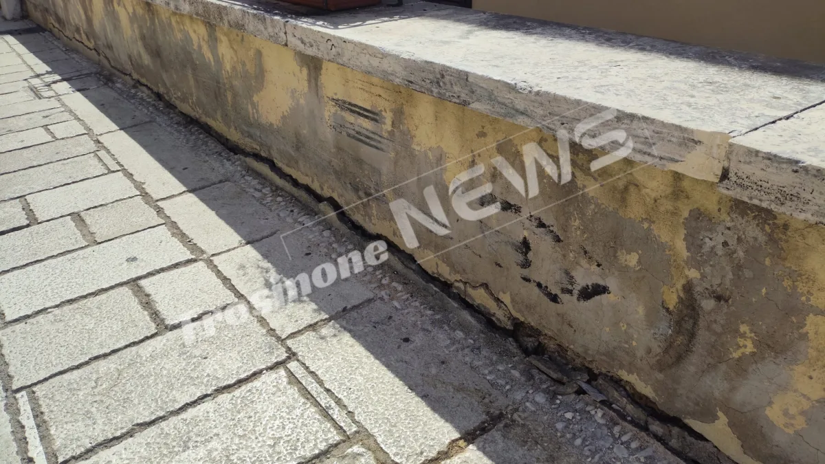 Incidente in pieno centro: perde il controllo dell’auto e si schianta contro un muro