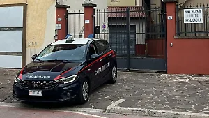 Dipendenti rubano la merce e la nascondono in auto: denunciati