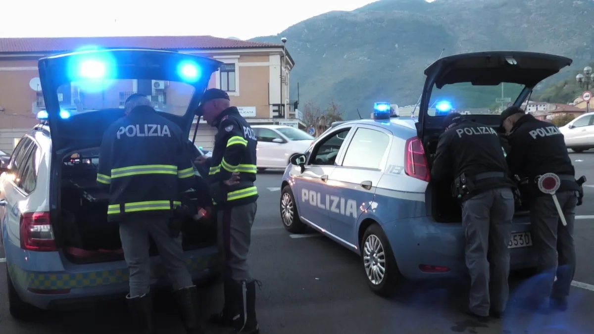 Multato per la cintura insulta e minaccia i poliziotti: per l’uomo scatta la denuncia