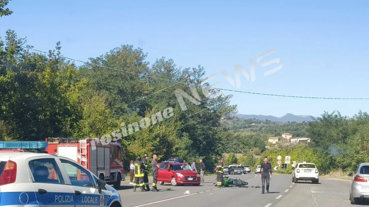 Grave incidente sulla via Anticolana, scontro tra moto e auto: motociclista in codice rosso