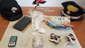 Droga e materiale per il confezionamento in casa. Giovane nei guai