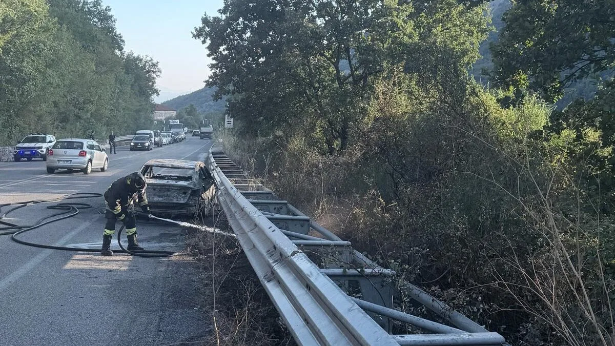 Auto a rogo sulla Sora-Cassino, le fiamme avvolgono il veicolo: miracolato il conducente