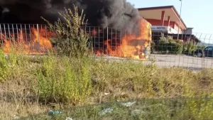 Autobus in fiamme, paura nei pressi dell'autostrada