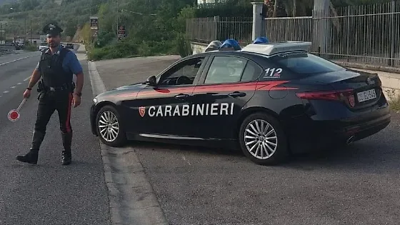 In moto senza targa: non si ferma all'alt e provoca un incidente