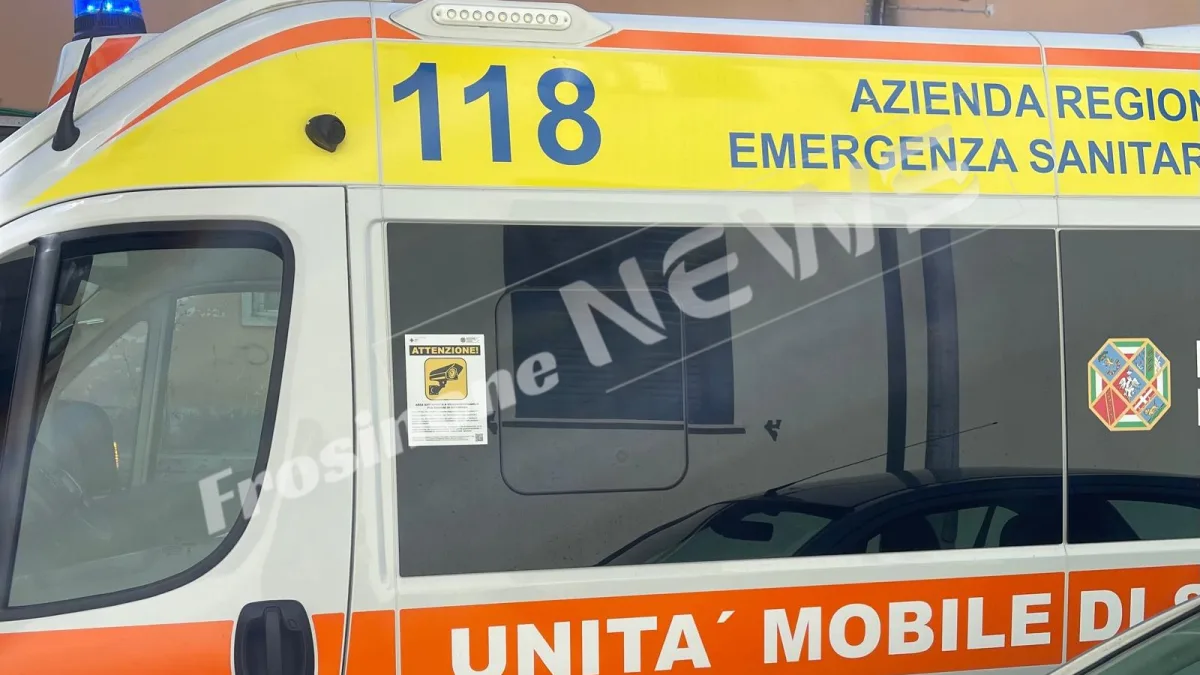 Incidente sulla provinciale, auto si ribalta in strada: ferita una giovane