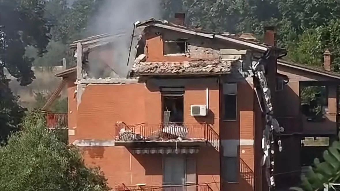 Esplosione in via Guado Santa Maria, edificio inagibile e vigili del fuoco ancora al lavoro