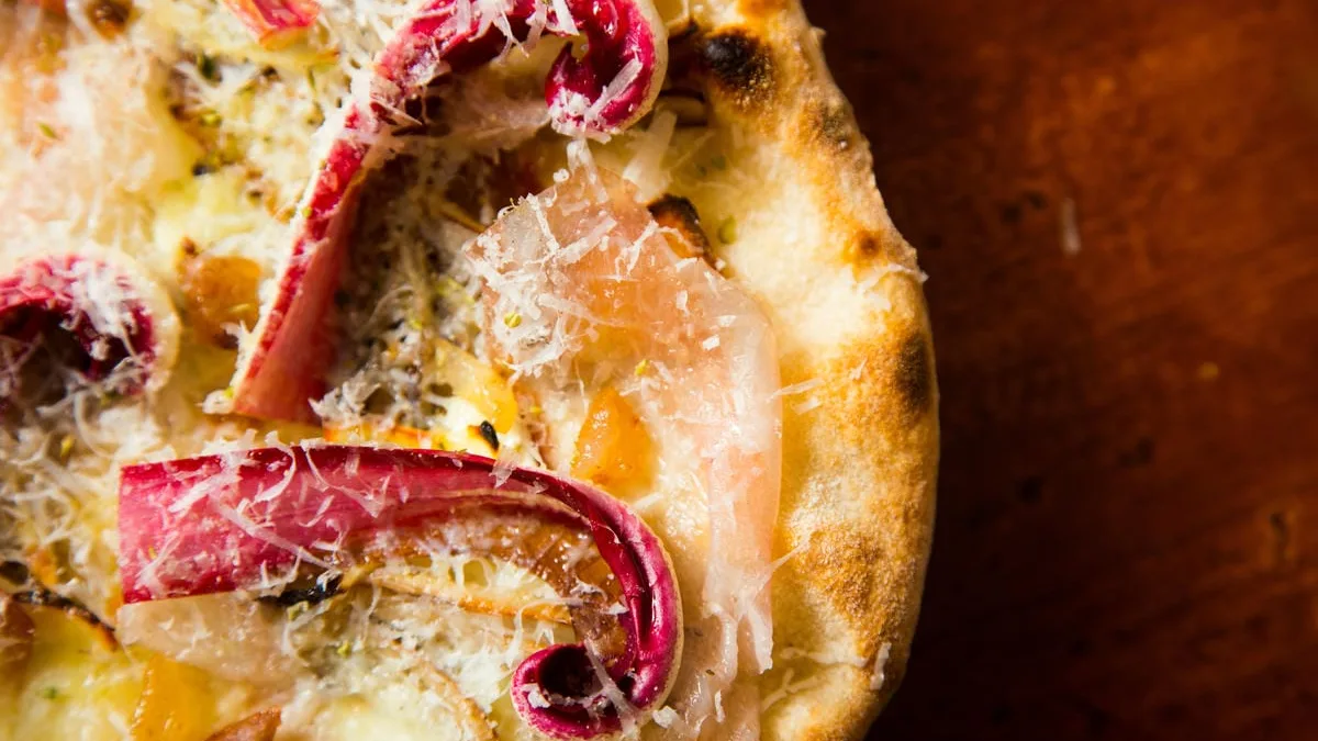 Pizza con radicchio e scamorza affumicata