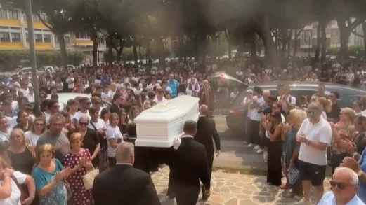 Gaeta – I funerali di Pierluca: centinaia di giovanissimi alla chiesa di San Paolo Apostolo
