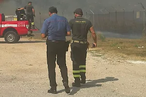 Incendio al campo di aviazione, fiamme a ridosso dell’hangar
