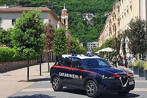 Trovato con un coltello a serramanico e hashish: denunciato