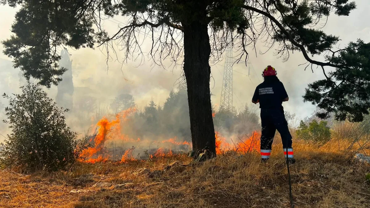 San Giovanni Incarico (FR) – Incendio sul Colle Madonna della Guardia, strada chiusa al traffico
