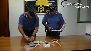 Crack e cocaina in casa: uomo fermato per spaccio