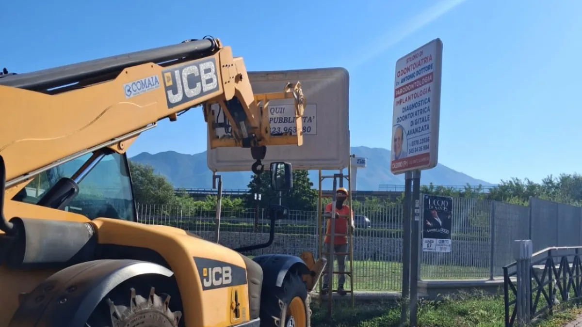 Cassino, nuova stretta contro la pubblicità abusiva: rimossi 17 cartelloni e 2 “vele”
