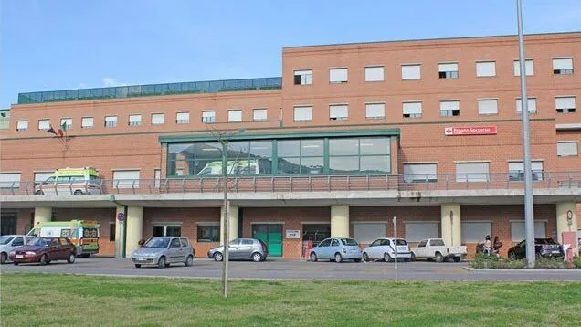 Investe un bimbo sulle strisce pedonali e si allontana: le telecamere incastrano l’automobilista