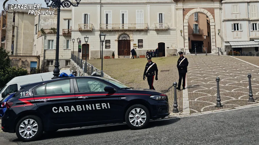 Perseguita l’anziana madre e tenta di manomettere il braccialetto elettronico: 29enne ai domiciliari