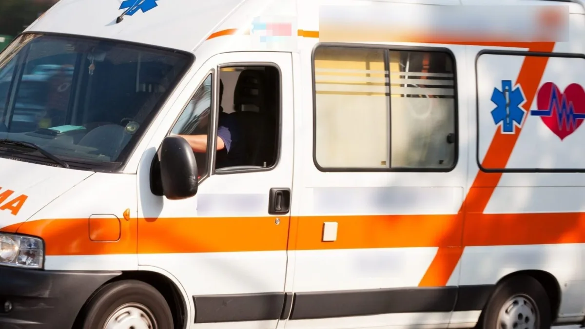 Travolta da un camion dei rifiuti mentre accompagna la figlia a scuola: muore giovane madre