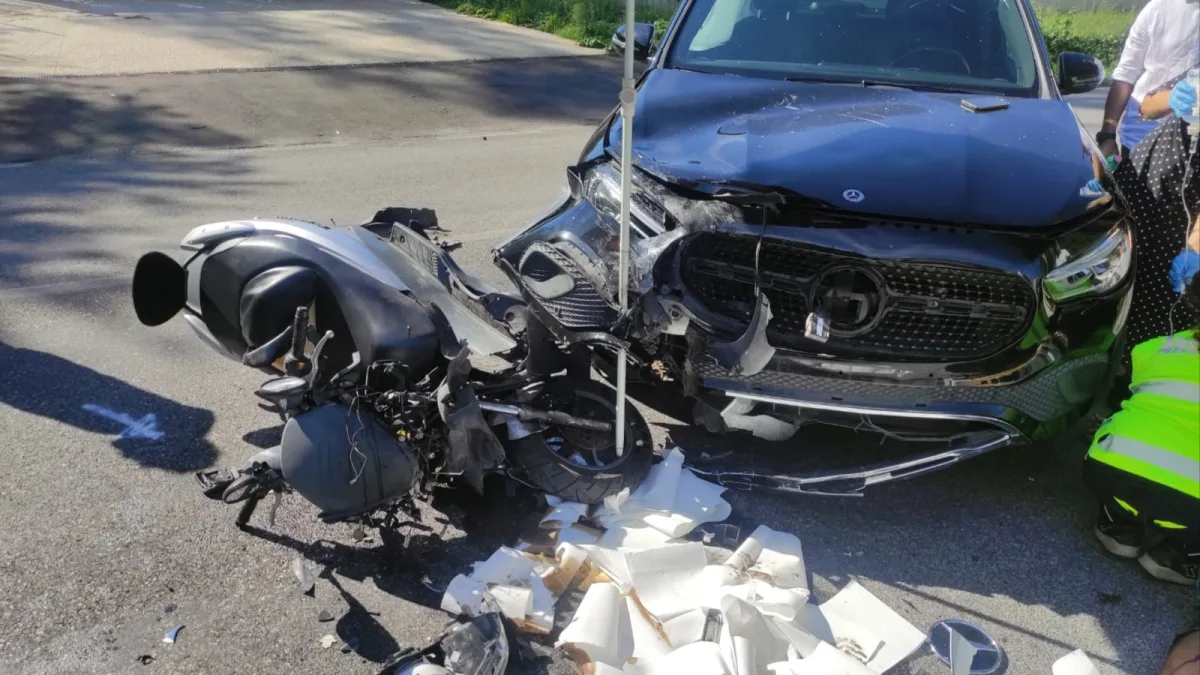 Incidente sulla SR 82, schianto tra auto e scooter: motociclista elitrasportato d’urgenza