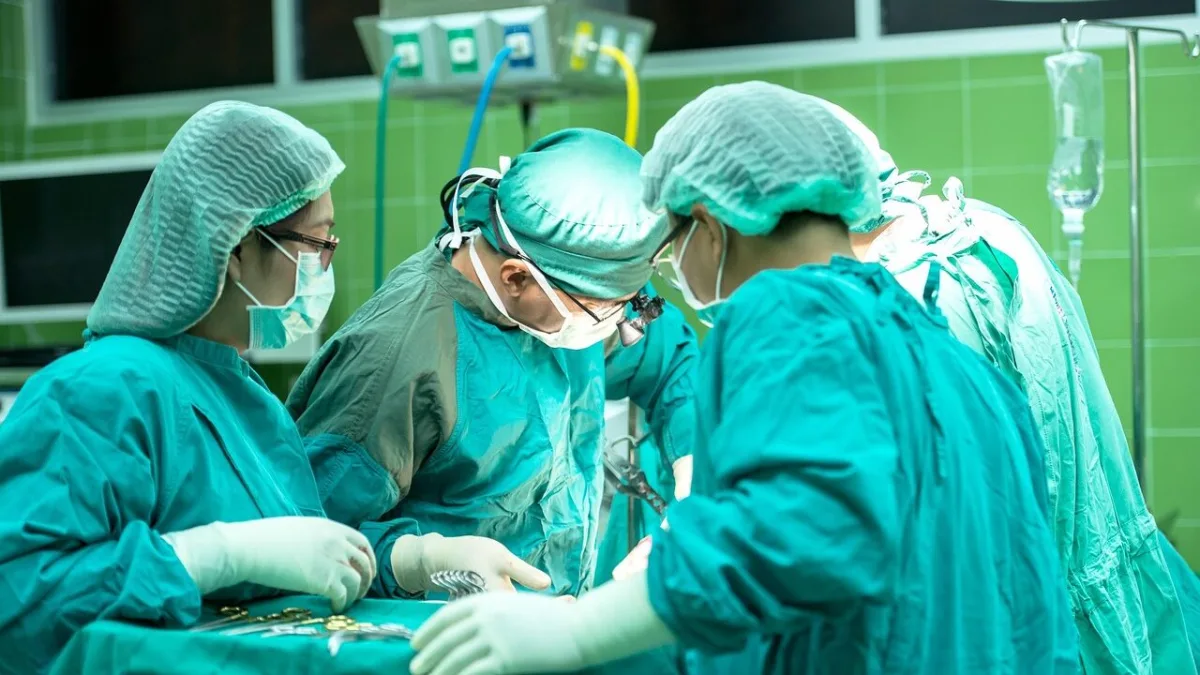 Scopre un tumore spinale in gravidanza, al Gemelli intervento record per salvare mamma e bambina