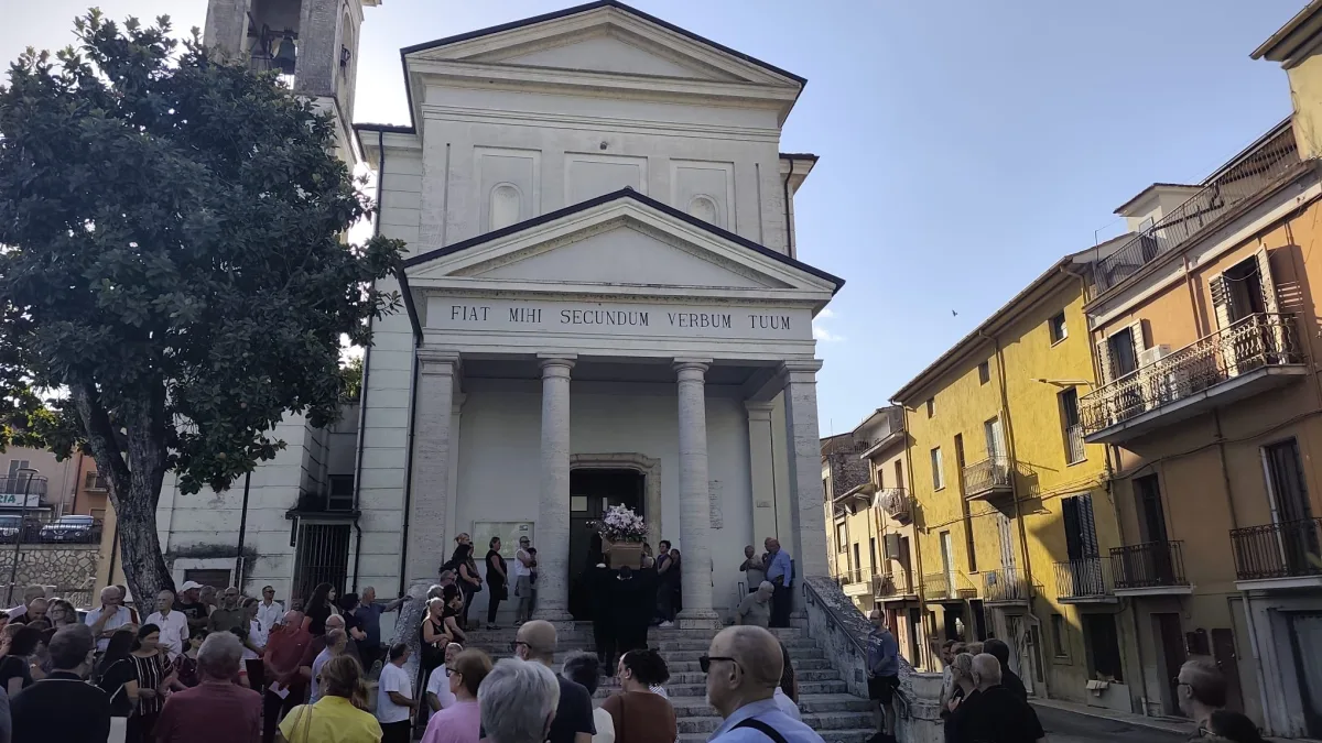 Pontecorvo (FR) – L’ultimo saluto e abbraccio a ‘zia Lucia’ Petrilli nella chiesa SS. Annunziata