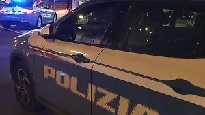 Controlli della polizia: due persone denunciate. Un uomo trovato con un coltello