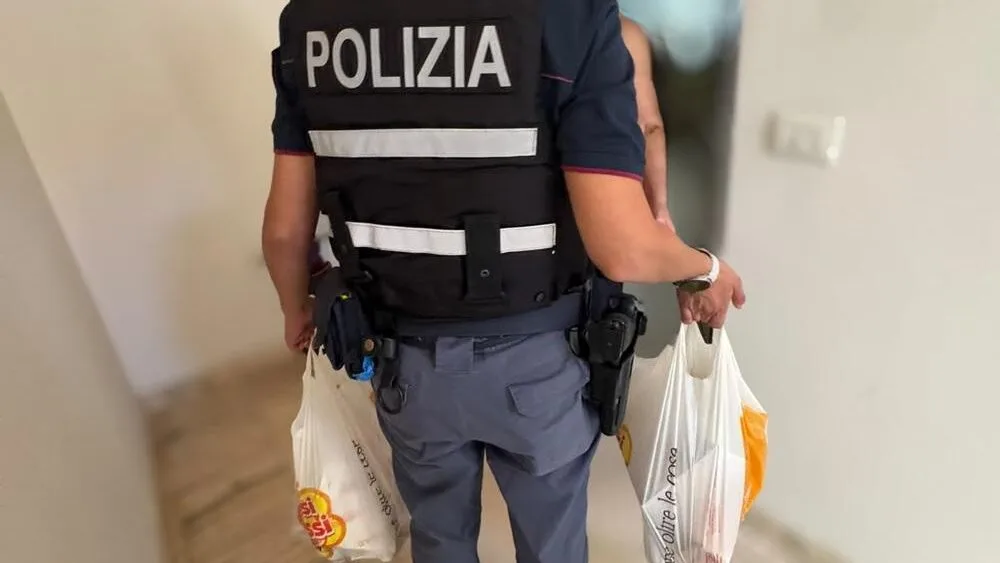 “Non mangio da giorni”: il disperato appello di una 64enne. Gli agenti le fanno la spesa e corrono in suo aiuto