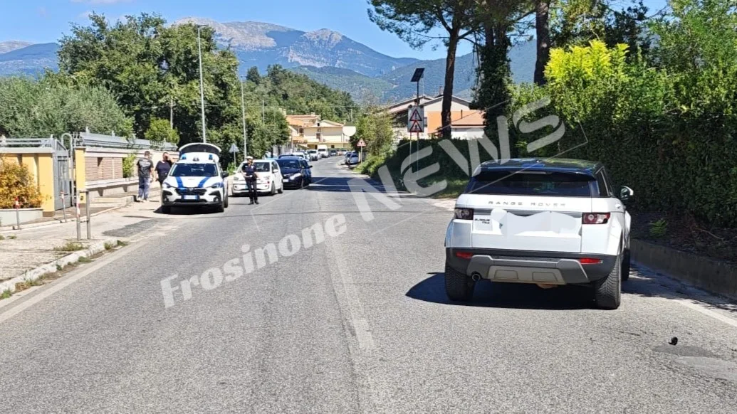 Incidente sulla SR 155, violento scontro tra un’auto e uno scooter: feriti due studenti