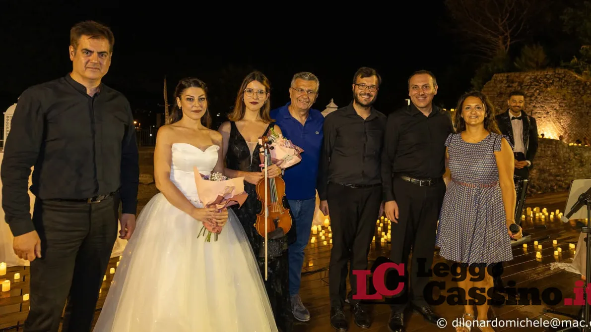 Migliaia di candele e un teatro senza tempo: il Teatro Romano di Cassino conquista il pubblico