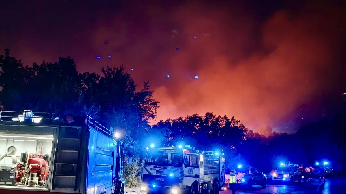Inferno di fuoco tra Monte Barano e Sant’Oliva, notte di paura: all’alba ripartite le operazioni di spegnimento