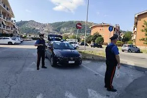Uomo accoltellato dopo una lite. Due arresti per tentato omicidio