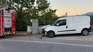 Finisce fuori strada con il furgone: paura per un uomo