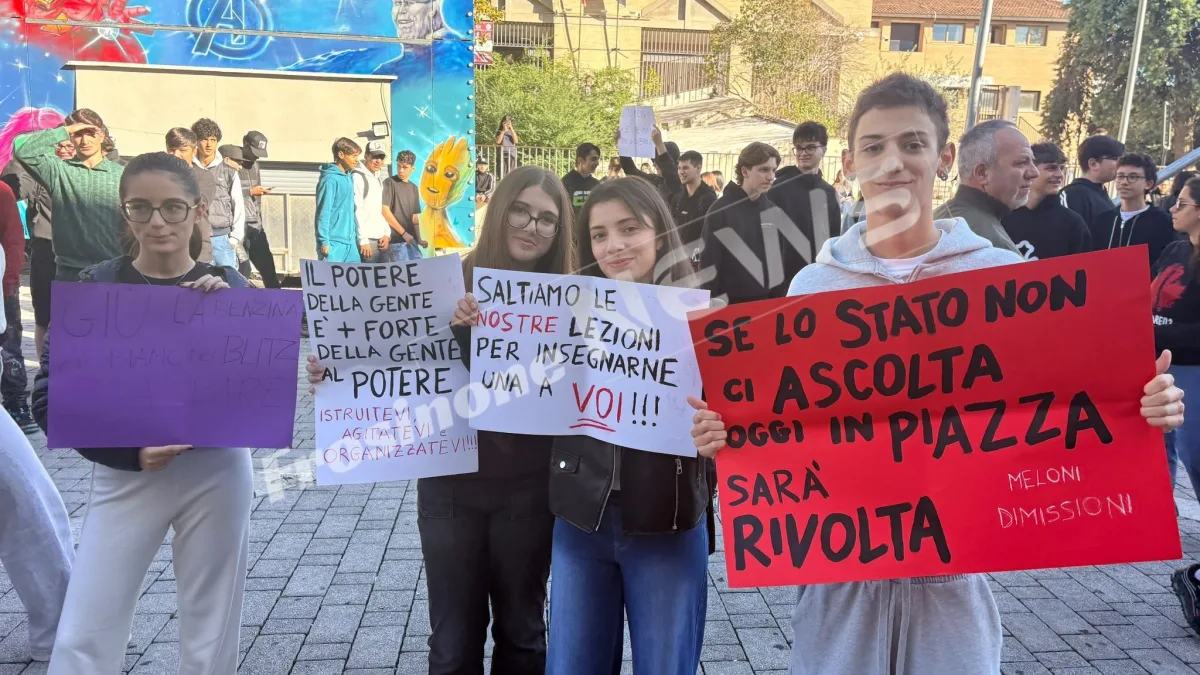 Carovita, oltre 800 studenti in piazza: “Istruzione penalizzata. Il diritto allo studio è compromesso”