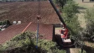 Un albero cade su un capannone a causa del maltempo