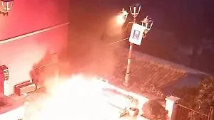 Auto a fuoco in piazza San Francesco Saverio