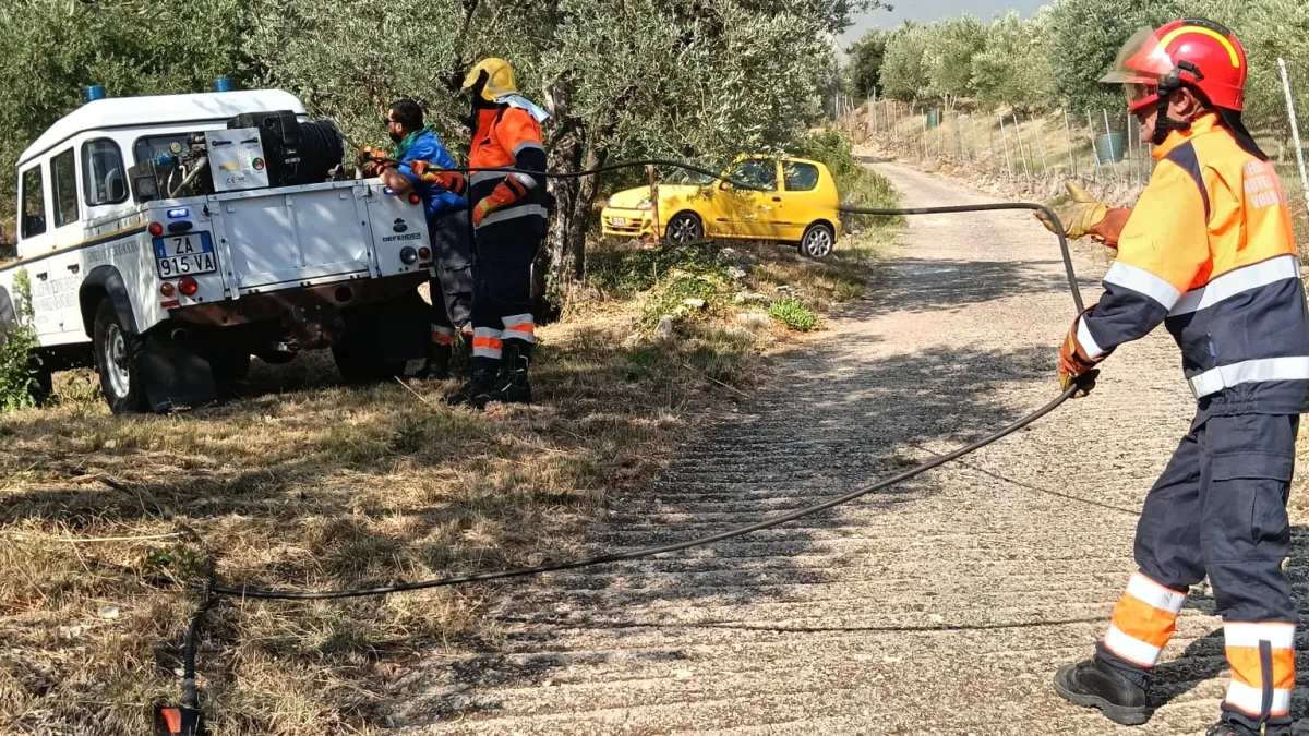 Ferentino – Incendio a nella zona del cimitero: al lavoro vigili del fuoco e protezione civile