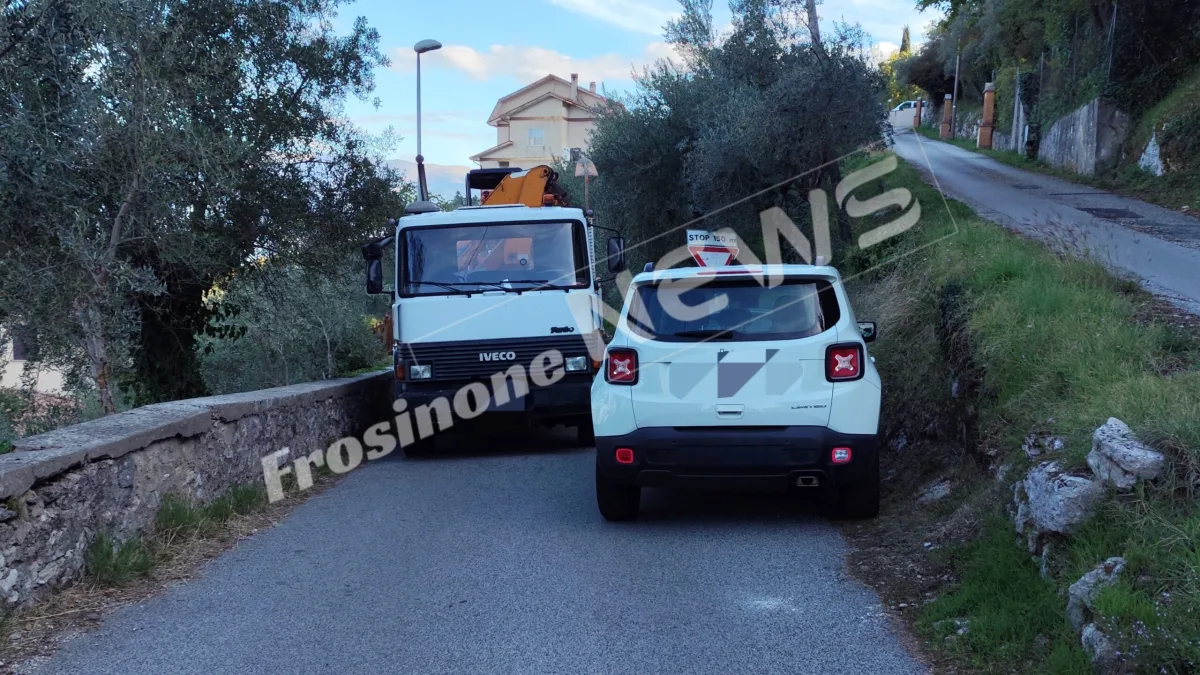 Auto in sosta bloccano via Arco Torrione: oltre mezz’ora di disagi