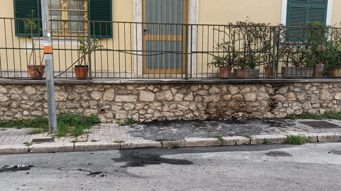 Cassino, rogo nella notte davanti al convento delle Stimmatine: danneggiato il muro della memoria
