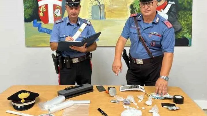 Cocaina e hashish pronti per lo spaccio, pusher scoperto in flagrante e arrestato