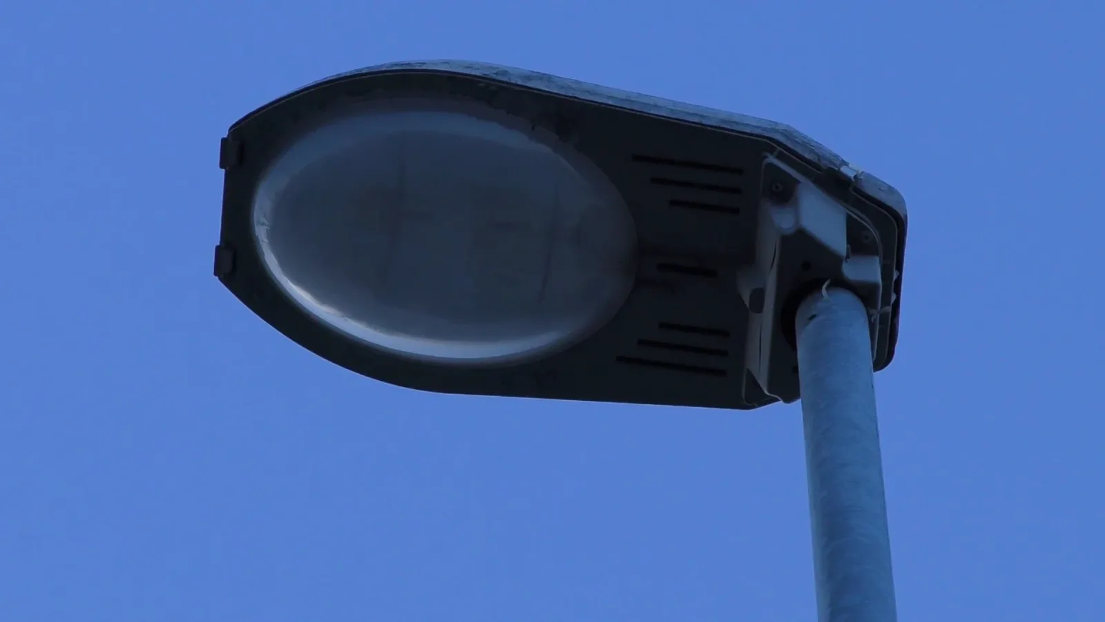 Lungofiume: illuminazione a singhiozzo lungo tutta la strada