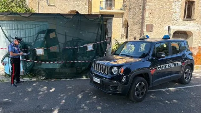 Scoperti discarica abusiva e centro di smontaggio clandestino di Ape Car: tre denunciati