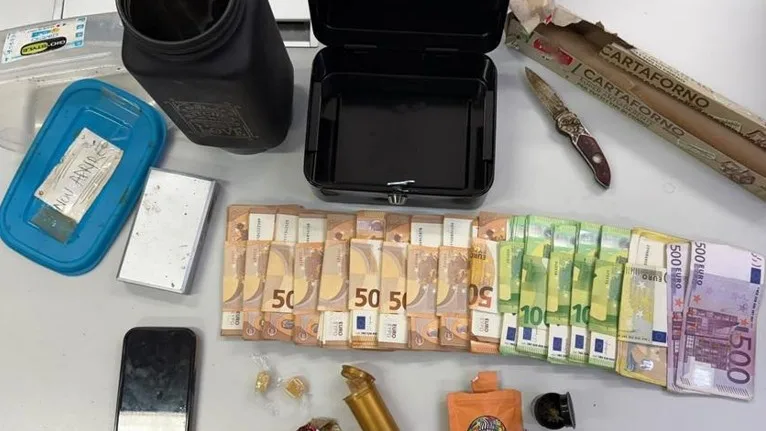 Frosinone – Operazione congiunta contro lo spaccio: sequestrati droga, armi e 17.000 euro in contante
