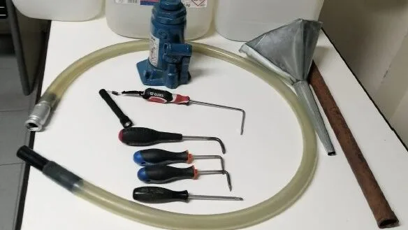 Entrano nel piazzale di un’azienda con kit da scasso e travaso e rubano carburante: straniero arrestato, caccia al complice