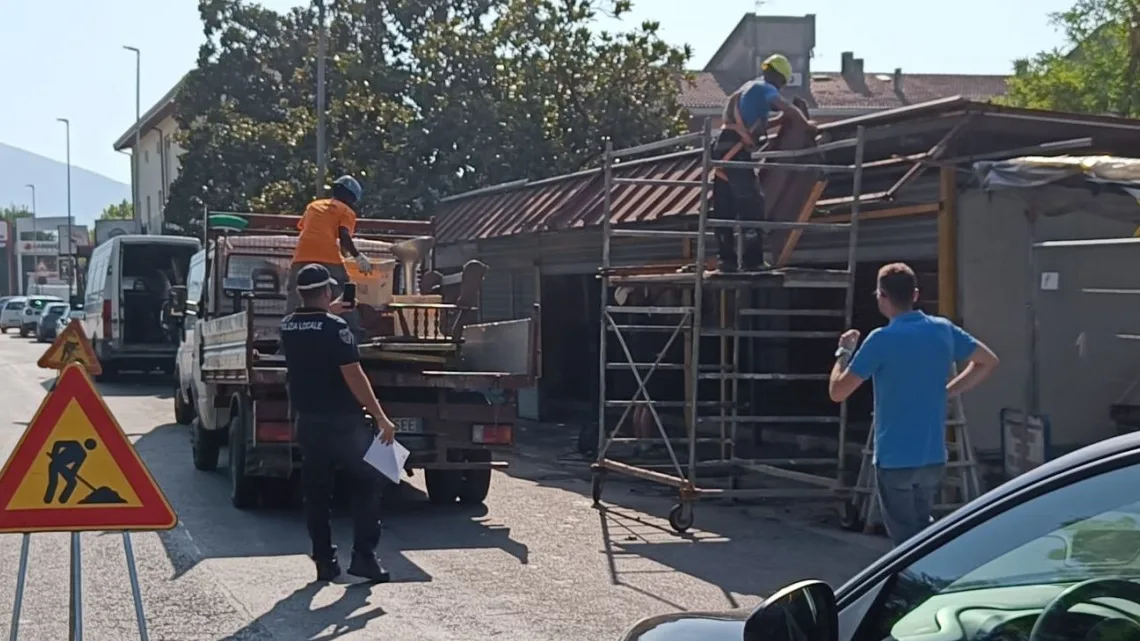 Cassino, riprende la rimozione delle baracche sulla Casilina: operazioni senza tensioni