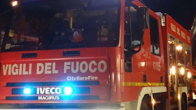 Incendio in un appartamento, marito e moglie muoiono tra le fiamme: miracolato un neonato