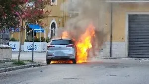 Auto in fiamme a Sora: intervengono i vigili del fuoco