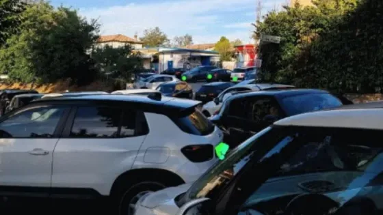 Parcheggio selvaggio e ingorghi. È un inferno a Viale America Latina