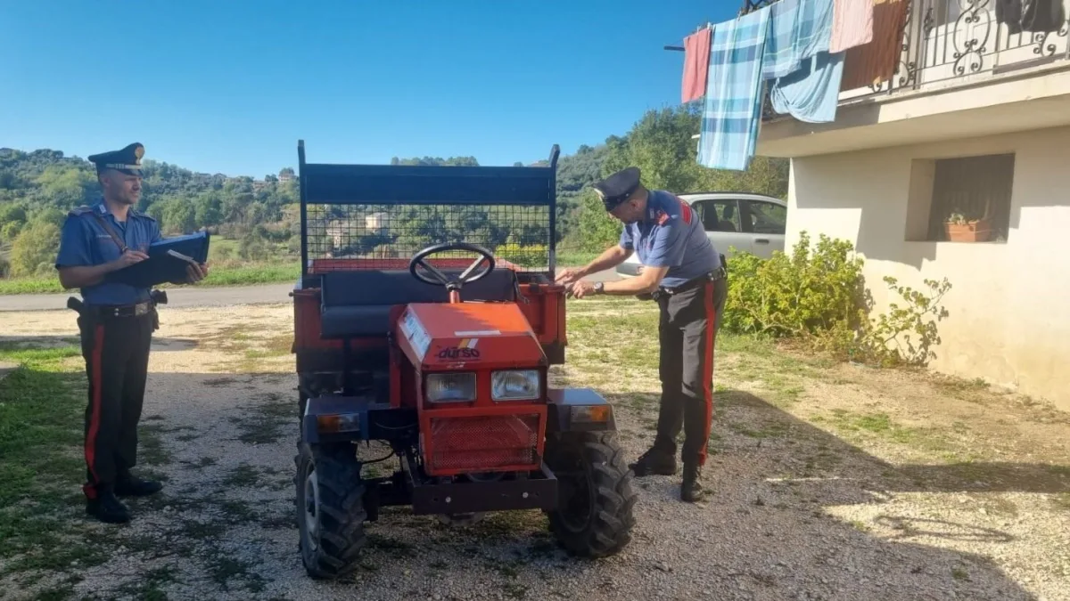 Le sottraggono la motoagricola e chiedono 600 euro per restituirla: mezzo recuperato, due denunciati